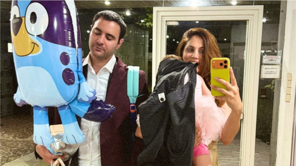 Μαίρη Συνατσάκη: Η γλυκιά στιγμή του Ίαν Στρατή με την κόρη τους, Ολίβια στην παραλία [εικόνα]